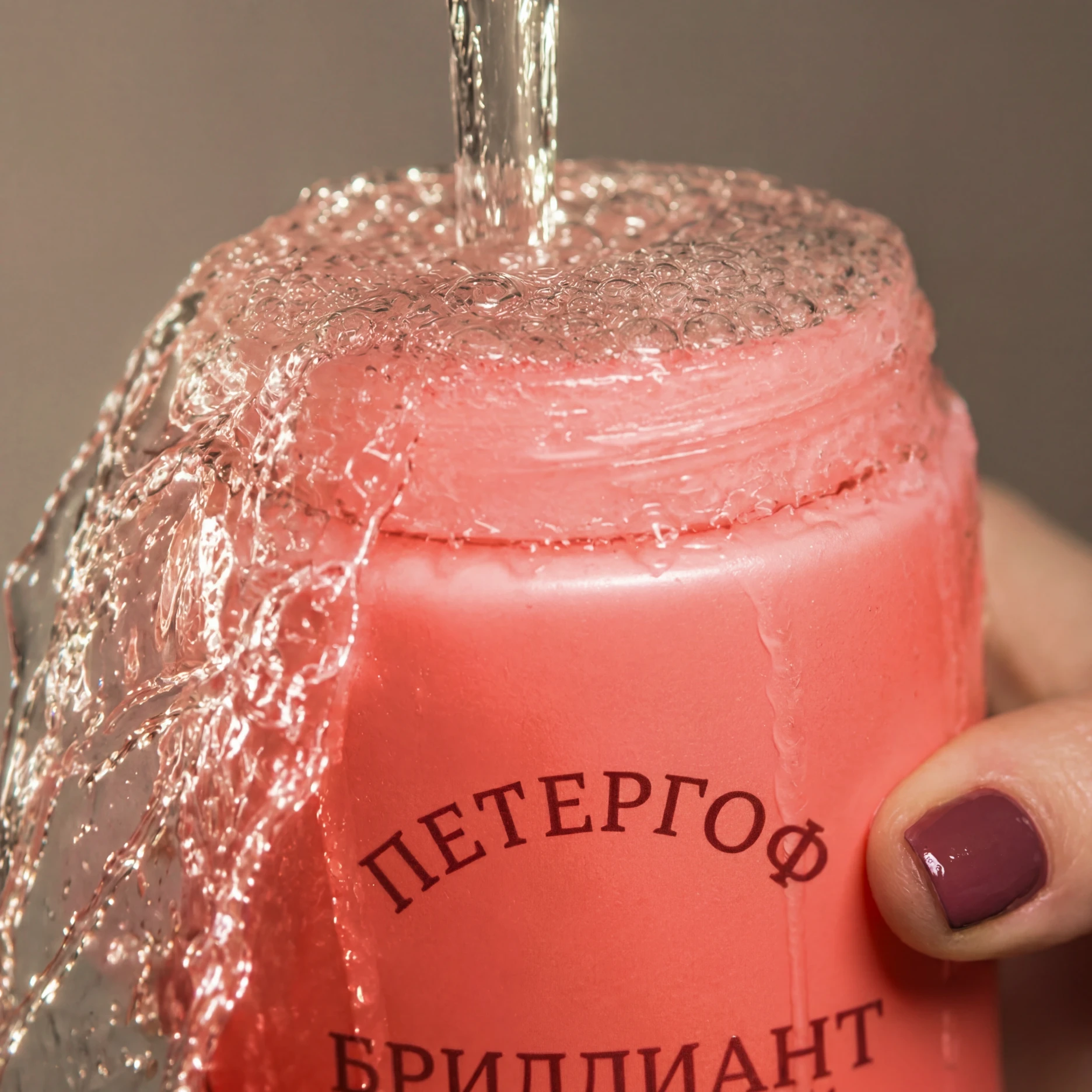 Аксессуары из линейки мерча Петергофа